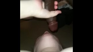 Nasaje mi péro dovnitř a nechá mě šukat její těsnou prdelku