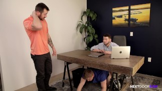 NextDoorRaw pegou você sem sela no trabalho! Vou me juntar e ficar quieto.