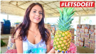 LETSDOEIT - Colombiana novinha faz seu primeiro filme pornô