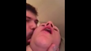 PAPA NEUKT TIENERMEISJE VAN BEHIND EN EET KONT