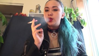 MissDeeNicotine ama fumare con il suo posacenere umano