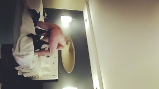 Echte geile milf brengt een knapperd terug naar het hotel voor een hete naaibeurt!!!