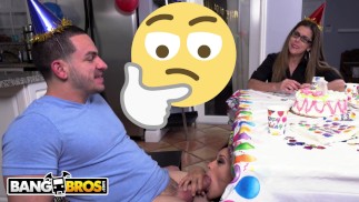 BANGBROS - Black Holly Hendrix recibe anal de cumpleaños