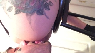 Barhocker anal fetischisiert mit Zunge klafft