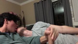 Complacendo a mi novio colgado y tragándose su carga