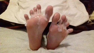 Abriendo semen grueso entre mis dedos de los pies - semen en los pies
