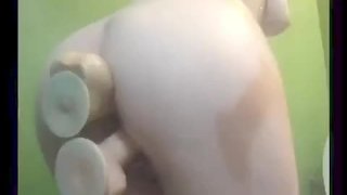 Teen Reitet zwei Dildos an der Duschtür
