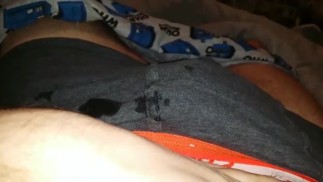 Garçon pipi sur son lit en sous-vêtements