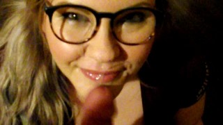 HOT velká tittied nerdy dívka dostane obrovský obličeje a hraje si s cum!!