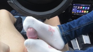 FOOTJOB y SOCKJOB y HANDJOB EN EL COCHE