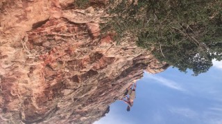 Ashley Pink SnakeGod & Cliff in de redrocks met cliffs jeep