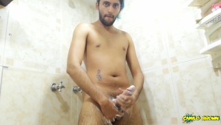 Branler ma grosse bite et manger mon sperme sous la douche - Camilo Brown