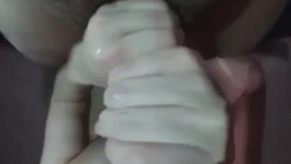 （视角）吹我男朋友的大鸡巴，直到他把他的负荷吹到我的舌头上