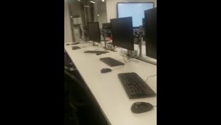 Jeune homme britannique fait pipi en sous-vêtements à l’université