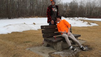 Fellations partagées sur un banc public