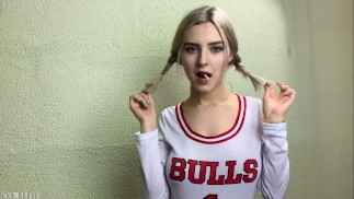 Colegiala cachonda se burla de su compañero de clase y se cubre de semen - Eva Elfie