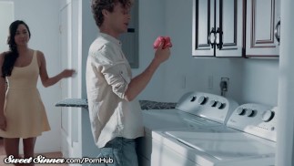 ベビーシッターの汚いパンティーを嗅ぐSweetSinnerはCheatingにつながります
