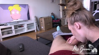 エッチな女の子は彼のコックから彼女の口を保つことができません!