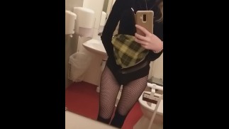 女学生在公共厕所抚摸自己