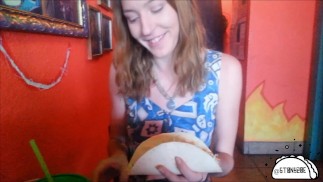 Boquete pública e comendo um taco de porra