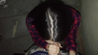 道で少女を引っかけて、階段でファックしました