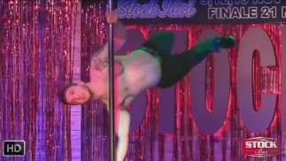 Beautiful caras dançando Striptease. Muitos movimentos eróticos