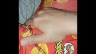 Shhhh! Frotandome hasta el orgasmo en la cama de mis mejores amigos mientras ella en la cama 