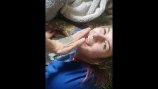 十代のふしだらな女はディックを吸って、平手打ちされます