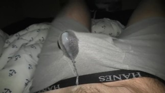 在床上高潮前，穿着三角裤