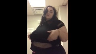Milf si intrufola twerking strip tease al lavoro e viene catturata!