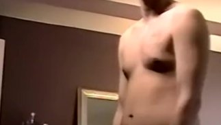 Caras amadores travessos fodem sem sela e borrifam porra quente