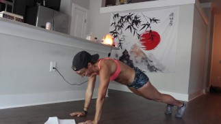 Strip zu HIIT Naked Workout unter der Leitung eines Fitnessmodels