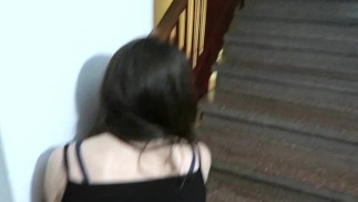 Nutte steckte im Eingang fest und wurde an einem öffentlichen Ort anal gefickt POV