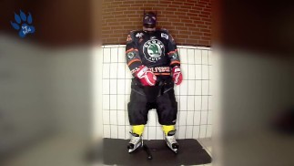 Gummihockey-Welpe scharrt ab