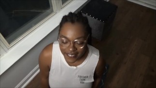 Thick Ebony petite amie suce une bite pendant que les voisins regardent