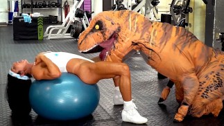 Camsoda - madrastra milf caliente follada por trex en sexo real en el gimnasio