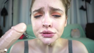 Mary Moody brincando com cuspe garganta profunda boquete em dildo ao vivo na webcam