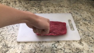 Я отбиваю мясо на камеру. Сырой и без смазки.