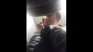 Sub Boy Sucer Curious Accroché Dans Un Stalle De Salle De Bain