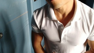 Sexy papà asiatico in scarpe da ginnastica che si spoglia polo e flette i suoi muscoli duri