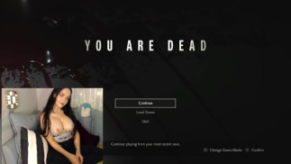 Perra tonta se vuelve loca y saca las tetas perdiendo juego