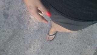 公共闪光灯。角质女孩