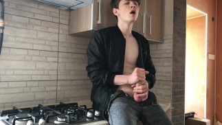 FIGLIASTRO che si masturba quando il suo papà non è in casa (23 cm) / CARICO ENORME / 