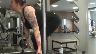 Paffuto Tatuato Ragazza Stacchi A Il Palestra [2015]