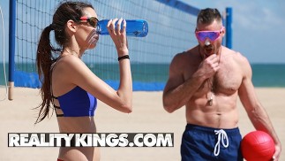 Reality Kings - Chuda laska z małymi cyckami Natalia Nix bierze dużego kutasa