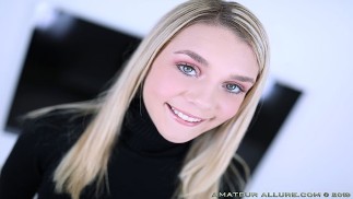 GABBIE CARTER 大きなコックで遊んでいる間彼女の美しいおっぱい