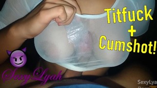 Titfuck amateur en chemise mouillée jusqu’à éjaculation dans gros seins