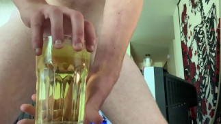 Remplir une tasse de pipi