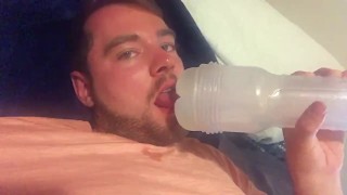 Lambendo a porra do meu grindr do meu Fleshlight enquanto pinga na minha barba
