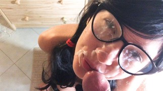 Esposa cachonda da mamada y recibe gran corrida en gafas - SexAfterWedding